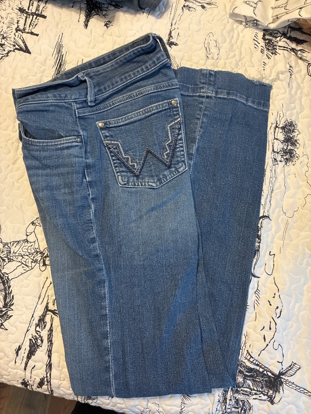 Wrangler women’s flare boot cut jeans! Work but still in great shape!! 28x36
